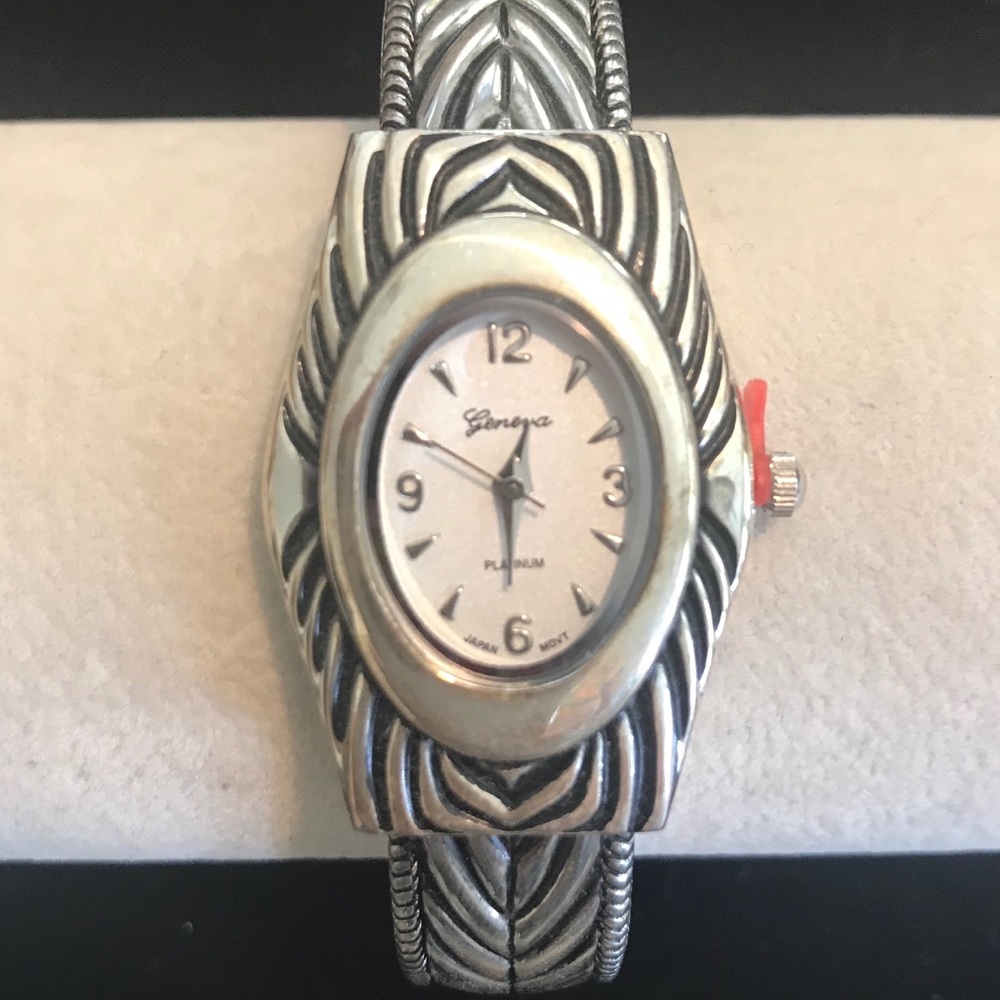 Oval face stretch bangle watch